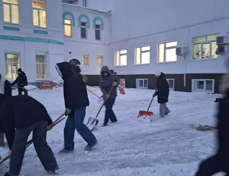 Накануне Нового года наш колледж заботится о чистоте и безопасности!  