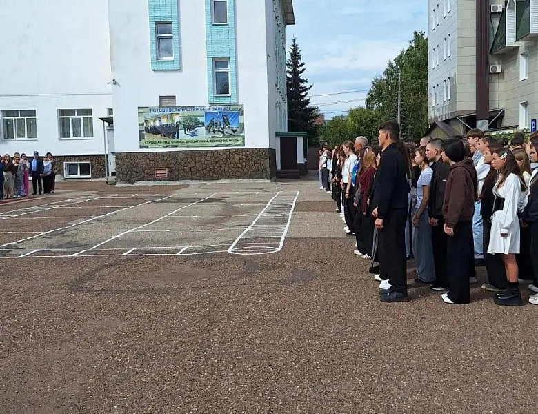Первая торжественная линейка СКФКУиС: стройными рядами – в новый учебный год!