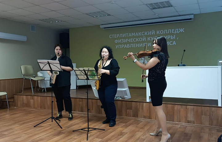 Концерт ко Дню Матери – незабываемый подарок для первокурсников!
