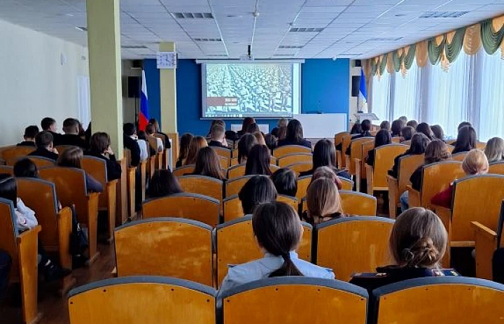 СКВОЗЬ ВРЕМЯ: ПОДВИГ СТАЛИНГРАДА В СЕРДЦАХ СТУДЕНТОВ СКФКУиС