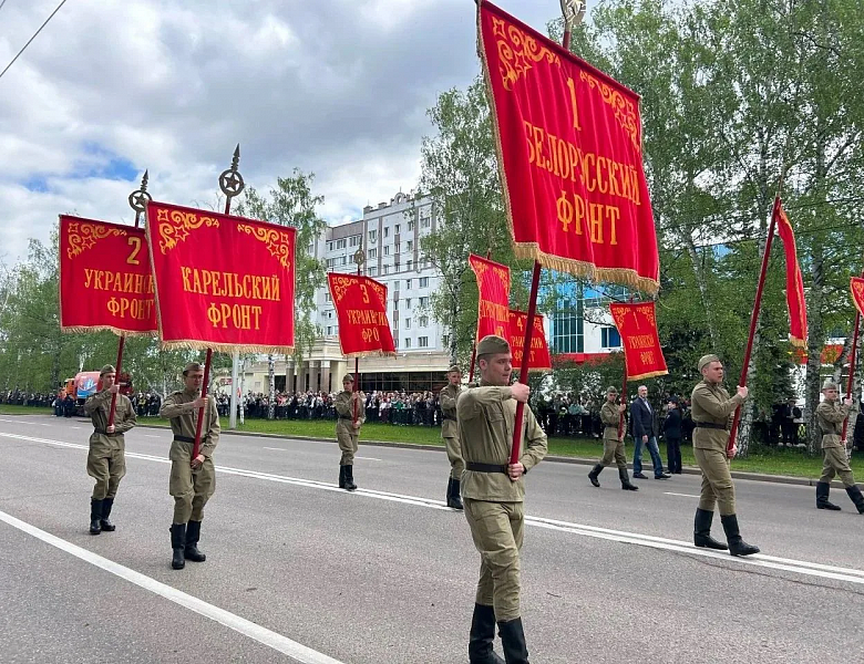Священная миссия: знамёна фронтов в руках студентов СКФКУиС