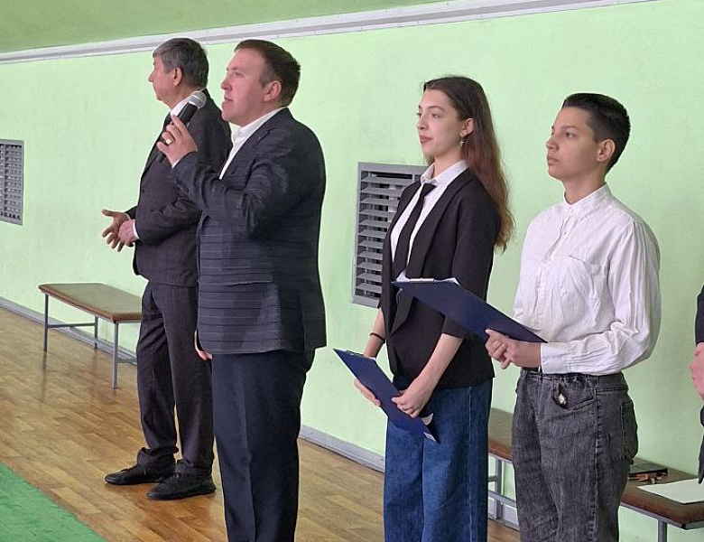 Торжественная линейка, посвященная началу новой учебной недели