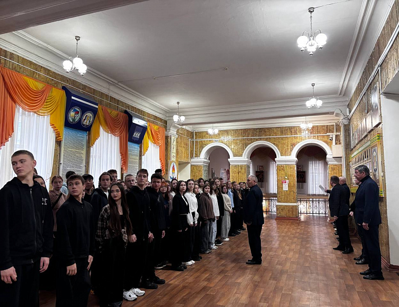 Начало недели, наполненное гордостью и единством! Патриотическая линейка в СКФКУиС 