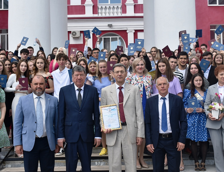 Торжественное вручение дипломов выпускникам 2022 года