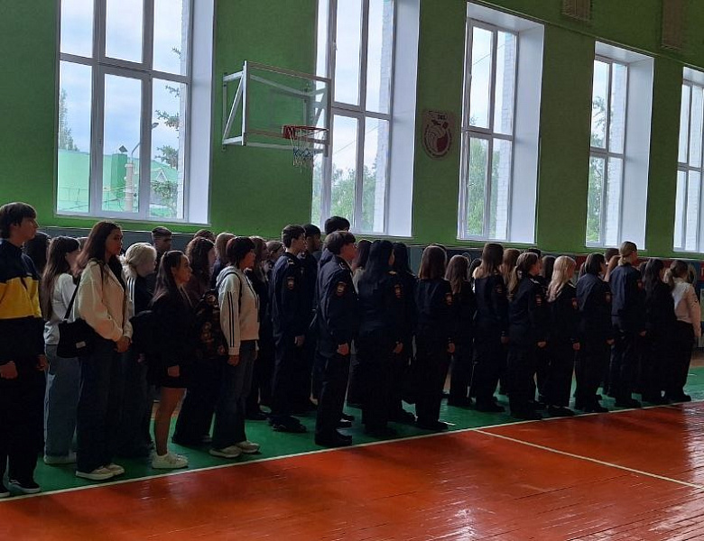 Торжественная линейка, посвященная Дню детских общественных организаций России