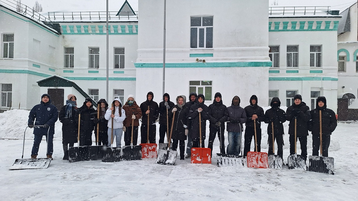 Накануне Нового года наш колледж заботится о чистоте и безопасности!  