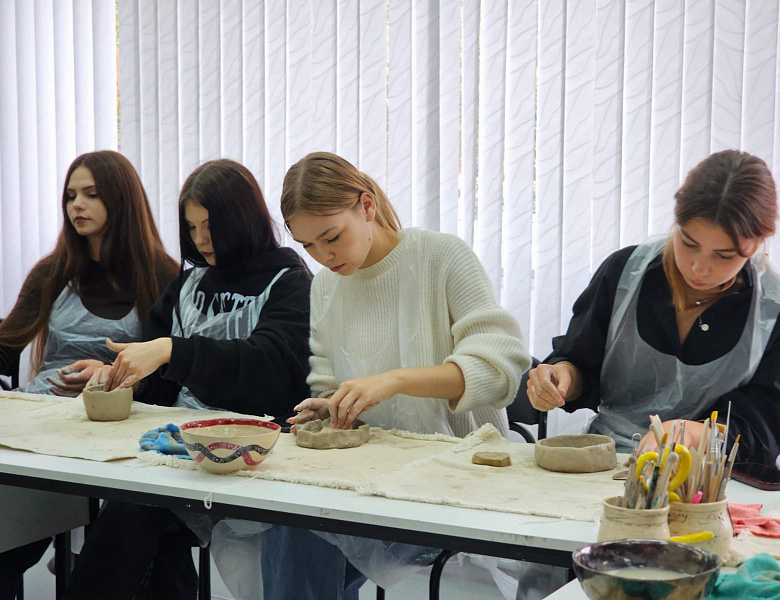 Творчество и забота: мастер-класс в Юношеской библиотеке – подарок ко Дню учителя от студентов СКФКУиС!