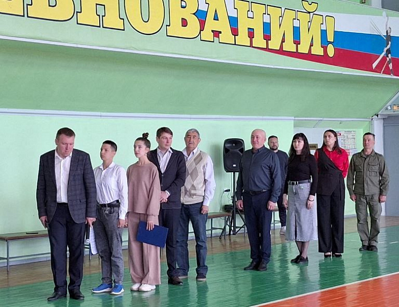 Торжественная линейка, посвященная Дню детских общественных организаций России