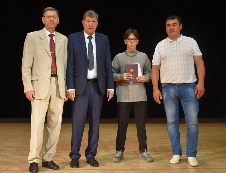 Торжественное вручение дипломов выпускникам 2022 года