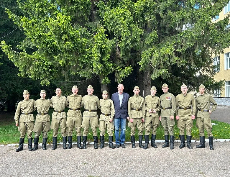 Священная миссия: знамёна фронтов в руках студентов СКФКУиС