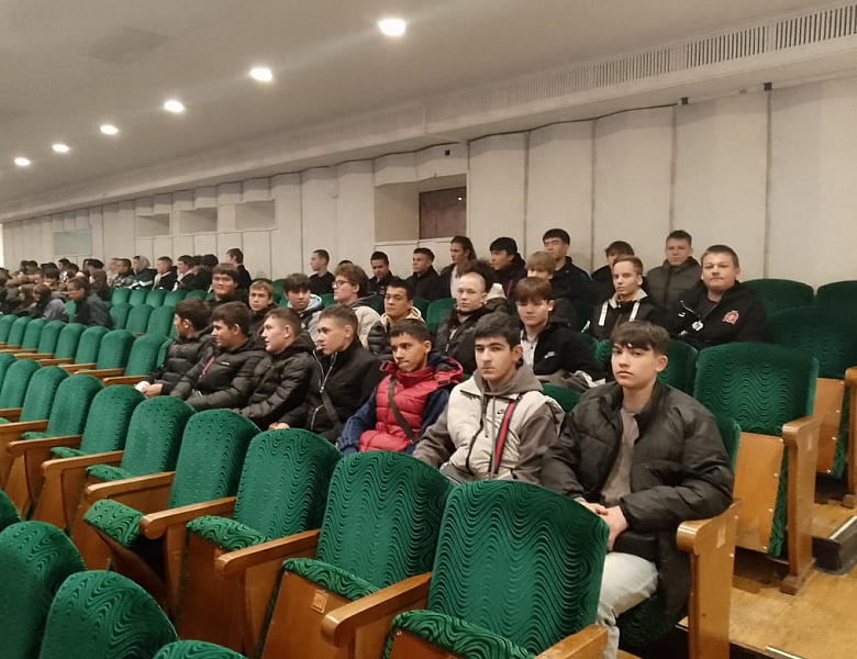 Будущие защитники Отечества: Студенты СКФКУиС на празднике единства и воинской славы! 