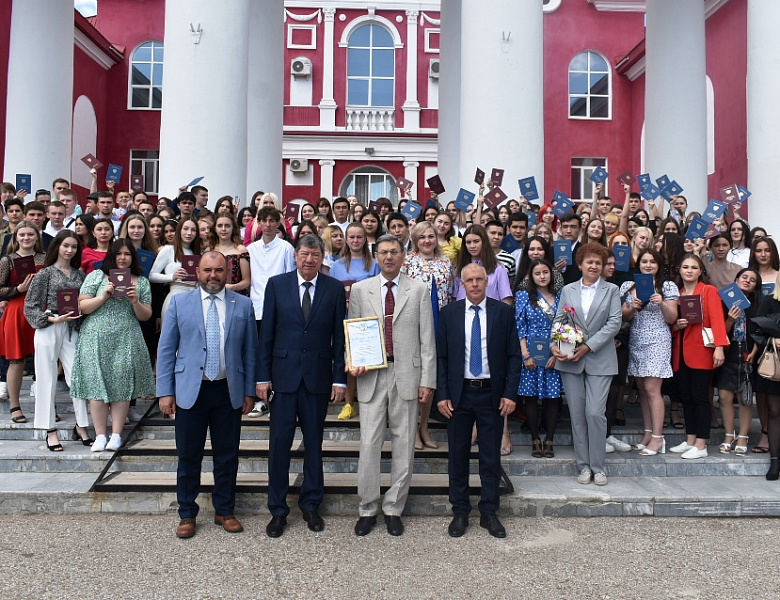 Торжественное вручение дипломов выпускникам 2022 года
