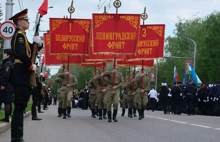 Священная миссия: знамёна фронтов в руках студентов СКФКУиС