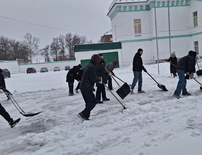 Накануне Нового года наш колледж заботится о чистоте и безопасности!  