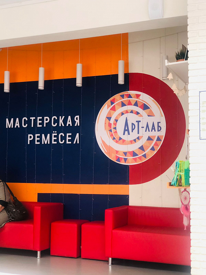 Творчество и забота: мастер-класс в Юношеской библиотеке – подарок ко Дню учителя от студентов СКФКУиС!
