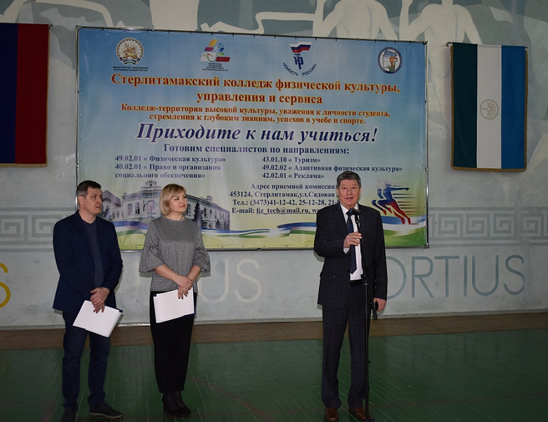 Торжественная линейка, посвященная началу учебной недели