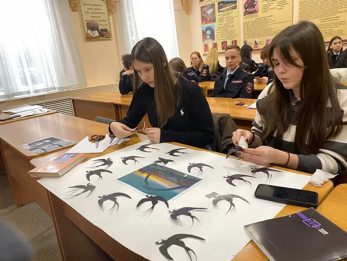 ВЕСТЬ О ПОБЕДЕ СКВОЗЬ ДЕСЯТИЛЕТИЯ: АКЦИЯ «БЛОКАДНАЯ ЛАСТОЧКА» В СКФКУиС