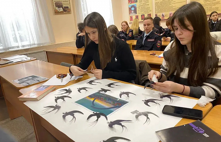 ВЕСТЬ О ПОБЕДЕ СКВОЗЬ ДЕСЯТИЛЕТИЯ: АКЦИЯ «БЛОКАДНАЯ ЛАСТОЧКА» В СКФКУиС