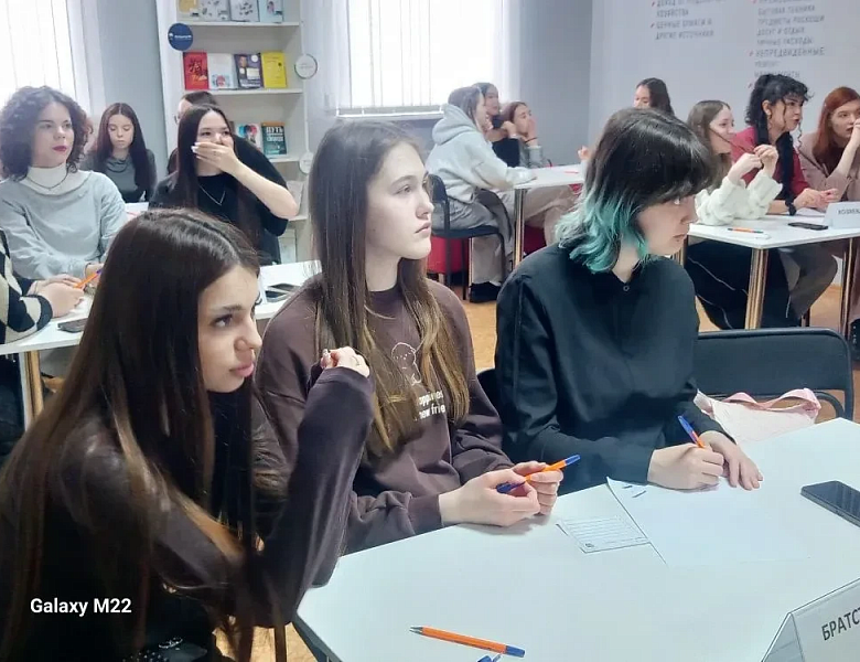 ИНВЕСТИЦИЯ В БУДУЩЕЕ: СТУДЕНТЫ СКФКУиС ПОКОРЯЮТ «МИР ЭКОНОМИКИ»