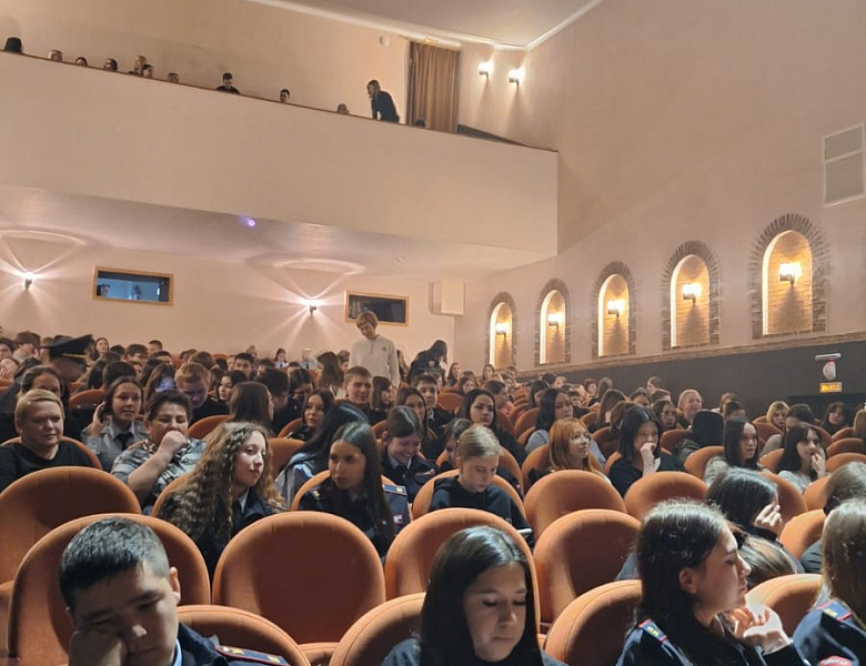 Погружение в мир театра: Студенты СКФКУиС покоряют сцену «Грозы»! 