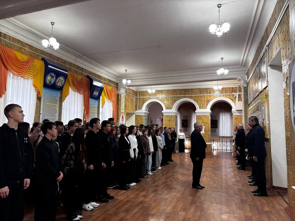 Начало недели, наполненное гордостью и единством! Патриотическая линейка в СКФКУиС 