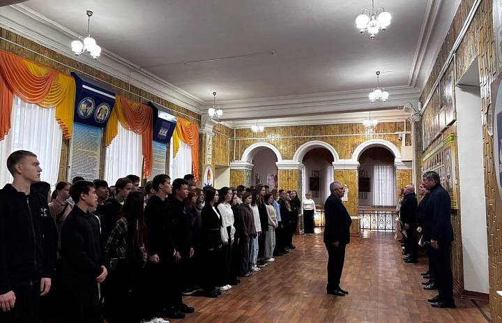 Начало недели, наполненное гордостью и единством! Патриотическая линейка в СКФКУиС 