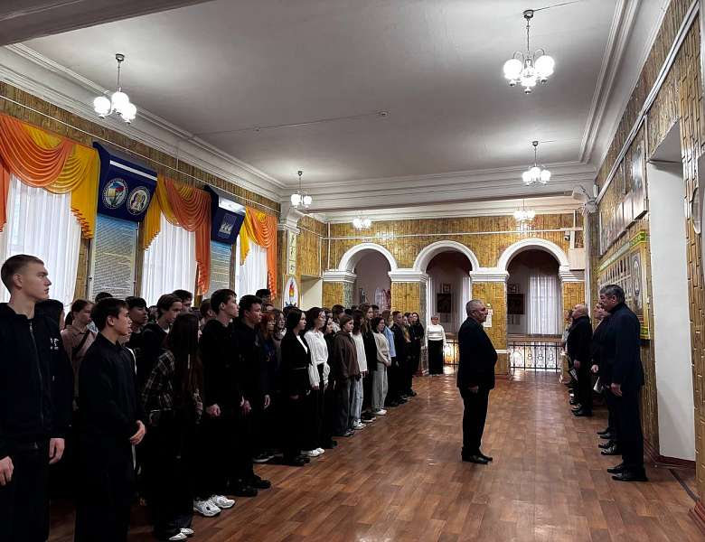 Начало недели, наполненное гордостью и единством! Патриотическая линейка в СКФКУиС 