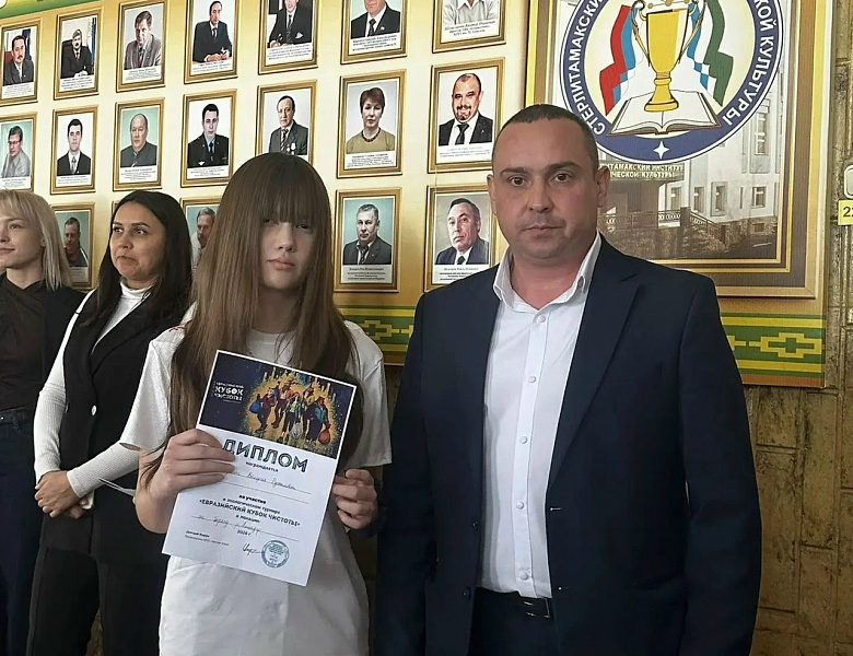 Торжественная линейка в СКФКУиС: единство традиций, труда и молодёжной энергии!