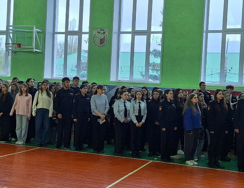 Торжественная линейка, посвященная началу новой учебной недели